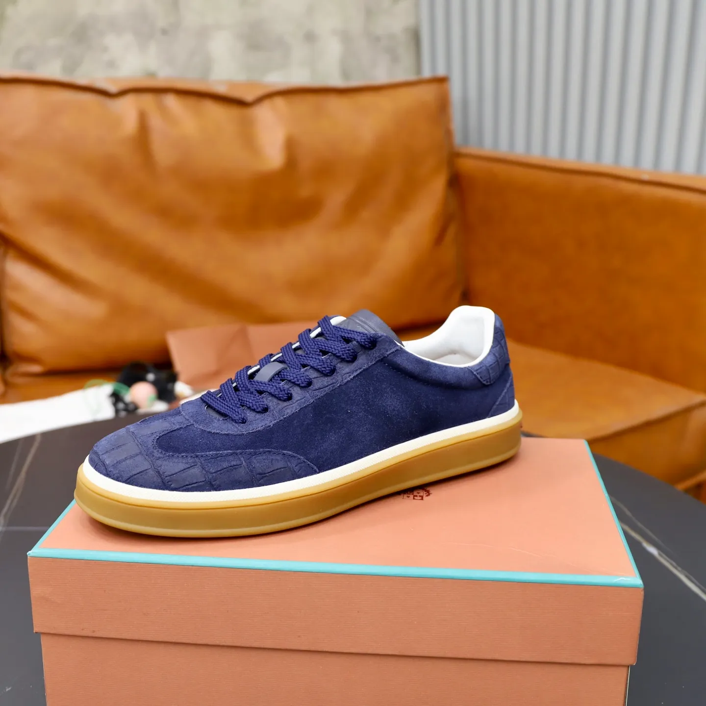 Ex-factory price: 560💰Loro Piana Tennis Walk men’s moral training sneakers! These new textured leather tennis shoes feature an ultra-low-top design for year-round wear and are water-resistant. The wrapped sole creates an effortlessly attractive color combination that harmoniously blends functionality with understated style. The ideal footwear option for urban dressing. The heel is decorated with a soft calfskin tongue with Kummel color inserts and an embossed LP logo. Cotton shoelaces. Material: Upper: Gray woven stitching with cowhide accents! Sole: Rubber lining: Cow leather original rubber sole, excellent foot comfort, complete package! Size: 38-39-40-41-42-43-44 leather shoe size (4546 can be customized)